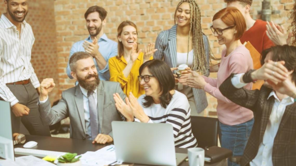 Expert Supercosmo au travail sur des fiches de paie